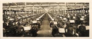 A vintage photo of the Cone Mills weaving room in 1941. Source: (www.conedenim.com)